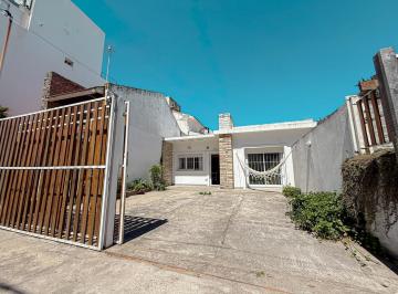 Casa · 66m² · 2 Dormitorios · 2 Cocheras · Venta Casa (3) Amb. C/patio Frente Al Mar - Barrio Constitucion