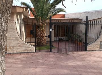 Casa · 234m² · 5 Ambientes · 3 Cocheras · Casa en Venta