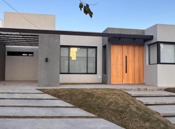 Casa · 4 Ambientes · 2 Cocheras · Casa - Tejas 4