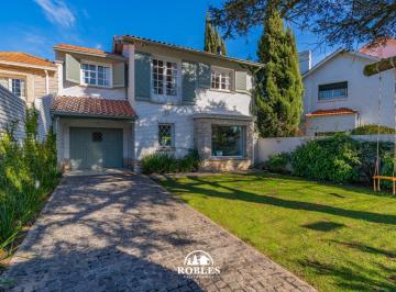 Casa · 250m² · 5 Ambientes · 1 Cochera · Chalet en El Excelente Entorno del Barrio Los Troncos