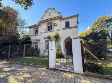 Casa · 425m² · 9 Ambientes · 2 Cocheras · Casa en Alquiler en Vicente López, Completamente Amoblada, 2 Plantas con Gran Jardín y Pileta