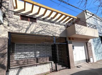 Casa · 251m² · 4 Ambientes · 2 Cocheras · Gaboto 800, Amplia Propiedad de 3 Dorm., Cochera.