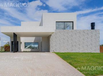 Casa · 218m² · 4 Ambientes · 2 Cocheras · Casa en Venta Barrio Aluen Ezeiza