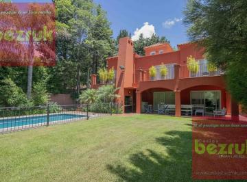 Casa · 286m² · 5 Ambientes · 3 Cocheras · Casa de 5 Ambientes con Dependencia de Servicio en Venta, en Martínez.