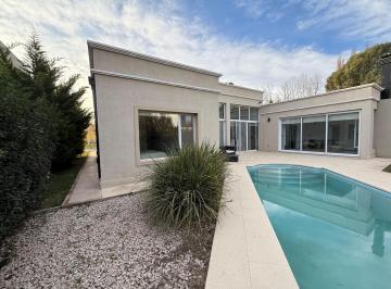 Casa · 195m² · 8 Ambientes · Casa en Barrio Privado La Comarca