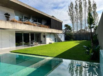 Casa · 255m² · 4 Ambientes · 2 Cocheras · Casa Moderna en Venta en Gonnet, Excelente Calidad Constructiva