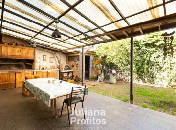 Casa · 300m² · 6 Ambientes · 1 Cochera · Casa en Bernal Oeste