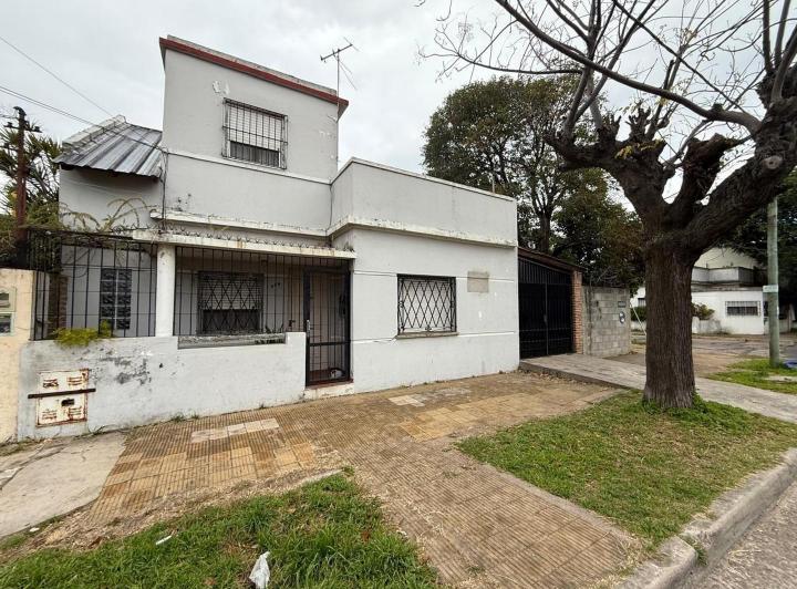 Casa · 132m² · 4 Ambientes · 6 Cocheras