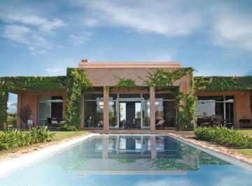 Quinta vacacional · 360m² · 6 Ambientes · Espectacular Casa en Club de Polo en Lobos