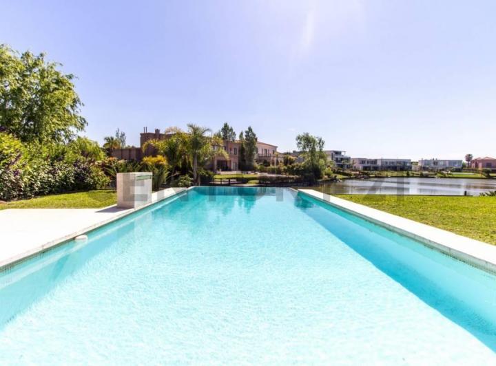 Casa · 420m² · 7 Ambientes · 2 Cocheras