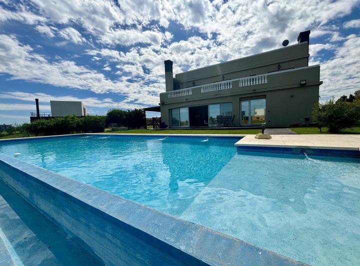 Casa · 262m² · 6 Ambientes · 2 Cocheras