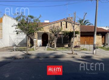 Casa · 300m² · 4 Ambientes · 2 Cocheras · Casa en Venta Moron Norte - Doble Lote - 5 Ambientes - Pileta, Quincho, Parque y 2 Coch