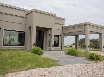 Casa · 300m² · 6 Ambientes · 2 Cocheras · Casa de 6 Ambientes en Venta en Villa María, con Amplio Jardín. Canning, Ezeiza.
