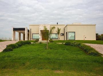 Casa · 300m² · 6 Ambientes · 1 Cochera · Casa a Estrenar en Estancia Villa María, Entorno Tranquilo en Lagunas del Golf. Máximo Paz, Ezeiza.