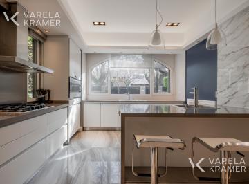 Casa · 612m² · 8 Ambientes · 4 Cocheras · Casa en Venta en Martinez