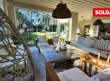 Casa · 337m² · 6 Ambientes · 2 Cocheras · Highland Park Cc, Alberti, Casa en Venta.
