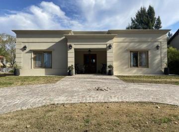 Casa · 220m² · 5 Ambientes · 2 Cocheras · Casa en San Eliseo Golf