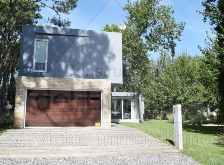 Casa · 241m² · 4 Ambientes · 1 Cochera