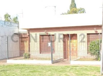 Casa · 190m² · 5 Ambientes · 4 Cocheras · Venta de Casa 5 Amb. con Parque, Piscina, Parrilla, Garage y un Depto.2 Ambientes!