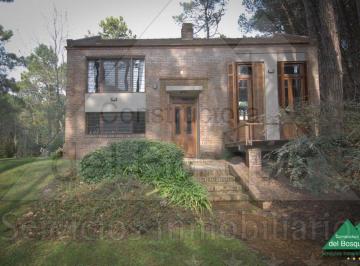 Casa de 4 ambientes, Cariló · ¡Bella Propiedad, Estilo Tradicional con Vista Al Bosque! (Cod - 205)
