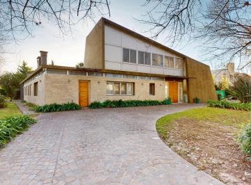 Casa · 388m² · 8 Ambientes · 4 Cocheras · Casa en Venta en Grand Bell