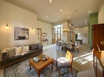 Casa · 151m² · 6 Ambientes · 1 Cochera · Casa Boutique Remodelada con Patio Terraza y Pileta
