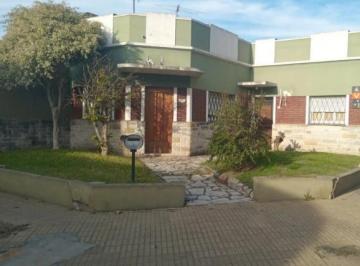 Casa de 5 ambientes, Tres de Febrero · Excelente Casa de 5 Ambientes con Cochera