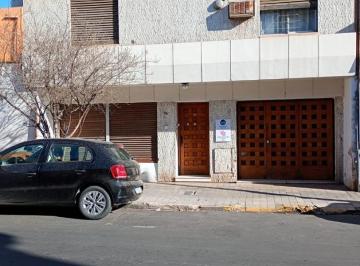 Casa · 254m² · 5 Ambientes · 2 Cocheras · Casa con Local en Alberdi a 2 Cuadras de Plaza Colon Esquina