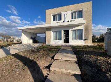 Casa · 180m² · 4 Ambientes · 2 Cocheras · Venta Casa Tejas 4 3 Dorm Pileta