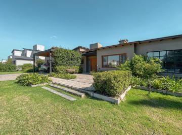 Casa · 270m² · 8 Ambientes · 2 Cocheras · Casa de 3 Dorm. en Suite con Pileta, Quincho y Jardín, en Palos Verdes