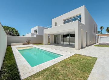 Casa · 221m² · 5 Ambientes · 2 Cocheras · Casas Premium de 3 Dorm. con Pileta y Cocheras