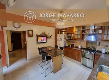 Casa · 210m² · 4 Ambientes · 3 Cocheras · Excelente Casa en Billinghurst