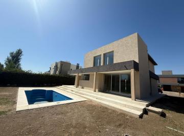 Casa · 220m² · 6 Ambientes · Casa en Barrio Don Liliano