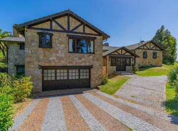 Casa · 350m² · 6 Ambientes · Marayui Country Club Frente a La Cancha de Golf, 14 Personas
