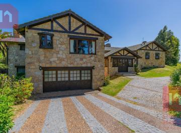 Casa · 350m² · 6 Ambientes · 4 Cocheras · Marayui Country Club Frente a La Cancha de Golf, 14 Personas