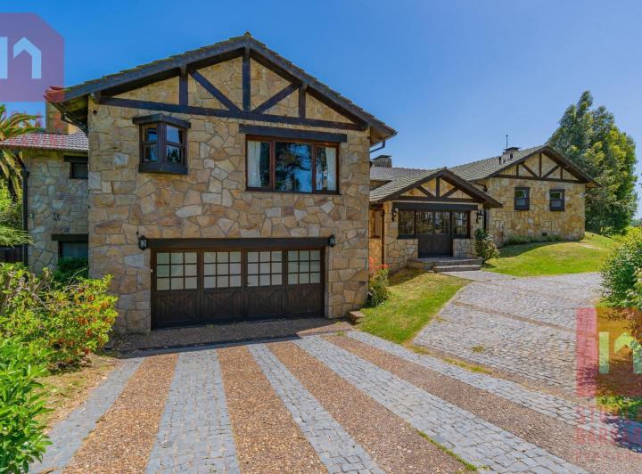 Casa · 350m² · 6 Ambientes · 4 Cocheras
