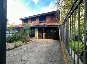 Casa · 148m² · 4 Ambientes · 1 Cochera · Casa en Cardiel 5938