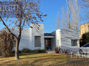 Casa · 200m² · 5 Ambientes · Casa en El Lucero