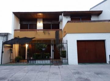 Casa · 200m² · 5 Ambientes · Hermoso Chalet 5 Ambientes! Toma Propiedad en Parte de Pago