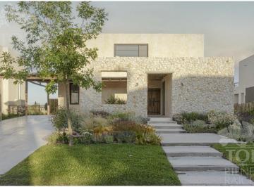 Casa · 270m² · 7 Ambientes · 3 Cocheras · Casa en Alquiler Al Golf Canton