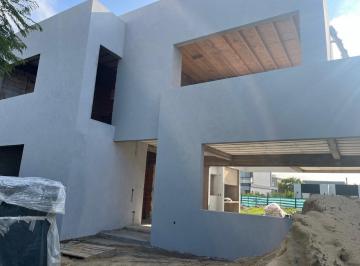 Casa · 206m² · 5 Ambientes · 2 Cocheras · Casa en Puertos del Lago, Barrio Vistas Lote Interno. a Terminar!