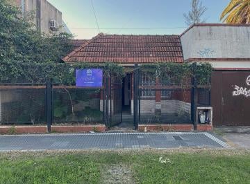 Casa de 10 ambientes, Lomas de Zamora · Casa 10 Ambientes en Lomas de Zamora, 220 m² Cubiertos, Fondo Libre y 2 Galpones