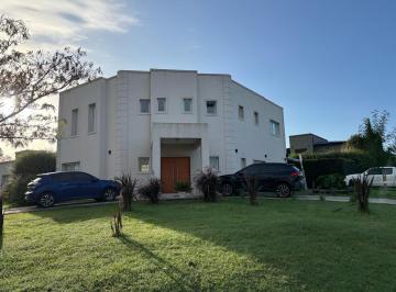 Casa · 178m² · 5 Ambientes · 4 Cocheras · Casa en Alquiler en Santa Guadalupe Pilar del Este | Vco Propiedades