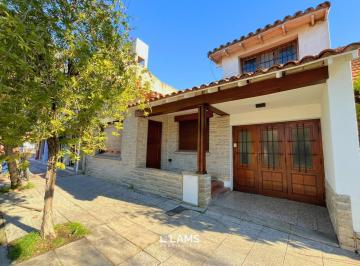 Casa · 220m² · 3 Ambientes · 1 Cochera · Alquiler - Casa 4 Ambientes con Dependencia y Amplio Parque - Barrio Chauvin