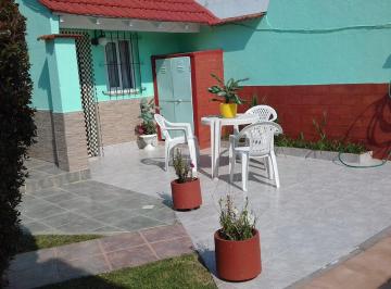 Casa de 4 ambientes, Miramar · Casa y 2 Departamentos en Zona 3