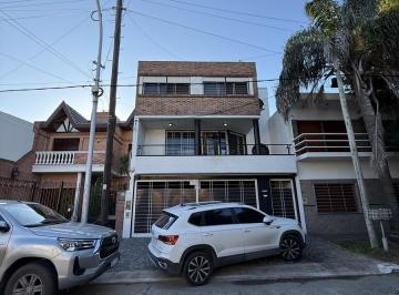 Casa · 250m² · 5 Ambientes · 2 Cocheras · Casa en Venta - con Jardin - Quincho
