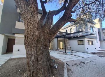 Casa · 160m² · 4 Ambientes · 1 Cochera · Venta Dúplex de 3 Dorm. con Patio Cochera