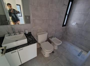Casa · 160m² · 4 Ambientes · 1 Cochera · Venta Dúplex de 3 Dorm. con Patio Cochera
