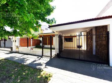 Casa · 160m² · 4 Ambientes · 1 Cochera · Venta Casa 4 Ambientes Ituzaingo con Pileta Financia