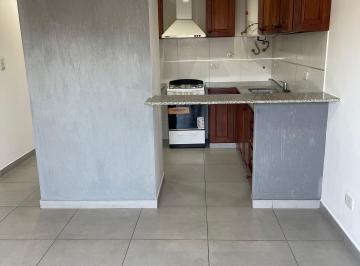 Departamento con un dormitorio, baño y cocina comedor integrada. Está ubicado en · Alquiler Permanente